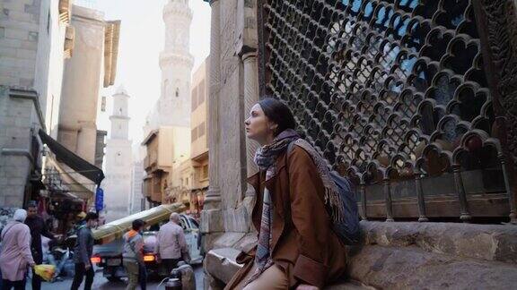 在开罗老城市场上行走的女人的肖像