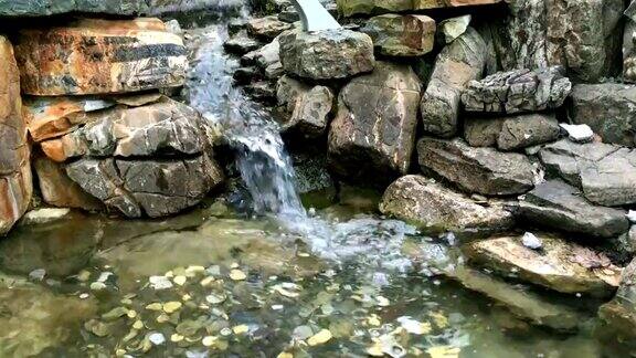 清澈的水流在石头之间流动或称为小瀑布