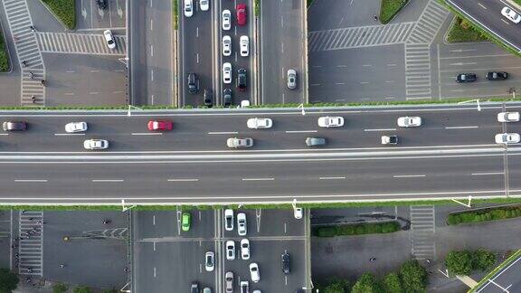 一个巨大的公路交叉路口的鸟瞰图