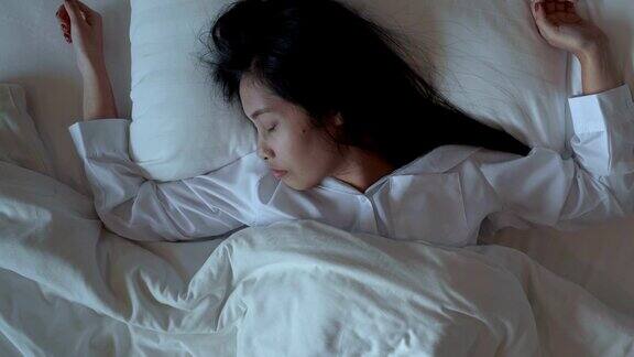 一个亚洲女人失眠了乔巴她做噩梦