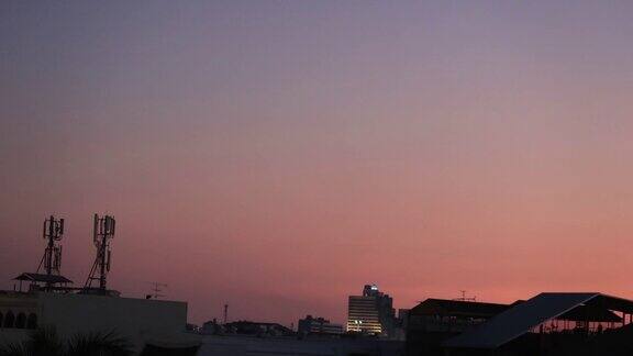 城市景观鸟瞰图时间推移的旧和新城市建筑在紫色的傍晚黄昏日落云天空背景