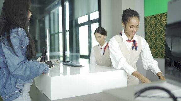 4K年轻女子在航空公司登机柜台办理登机手续