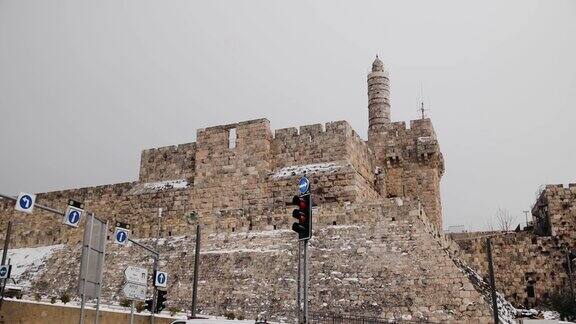 在冬天从较低的道路上可以看到大卫塔和耶路撒冷旧城的城墙