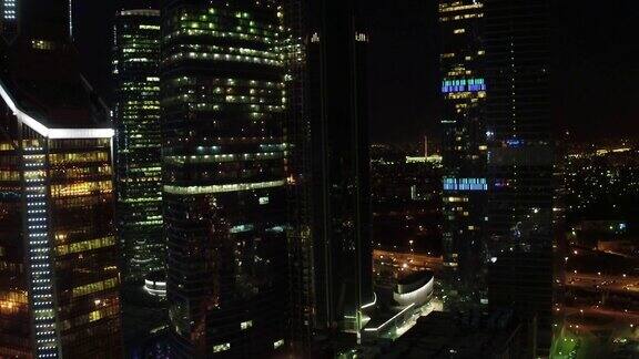 莫斯科摩天大楼的夜晚灯光鸟瞰图俄罗斯