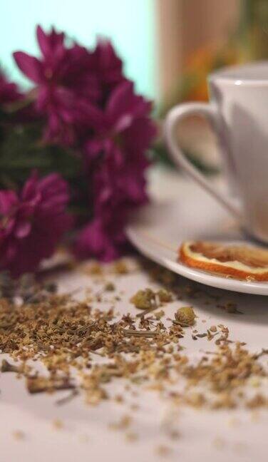 近距离观察桌子上的陶瓷茶杯桌子上有草药蜂蜜罐鲜花
