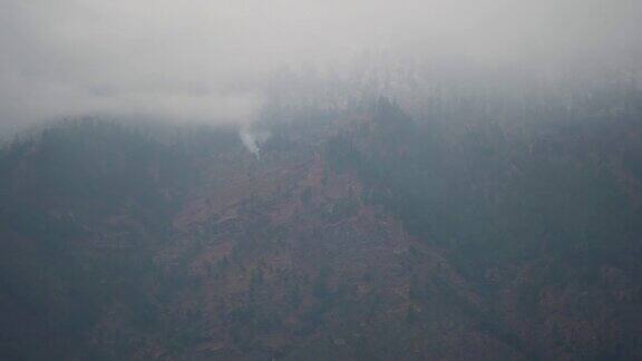 在喜马偕尔邦的马纳里冬季浓雾笼罩的山峰冬天被雪覆盖的山