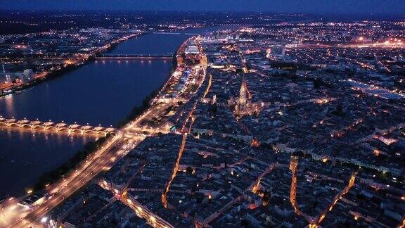 法国港口城市波尔多在加隆河和石桥上的现代城市景观