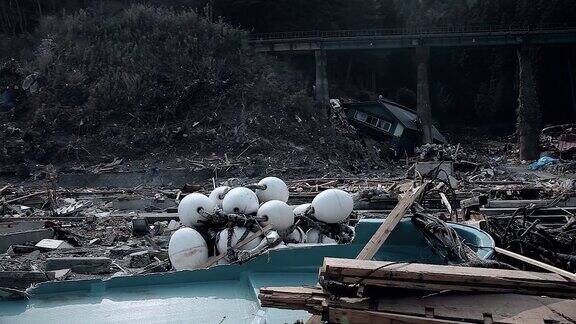 日本福岛2011年3月11日:海啸过后被毁的城市景观和房屋废墟