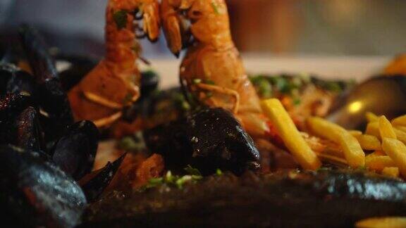 餐厅里的海鲜盘王虾和贻贝