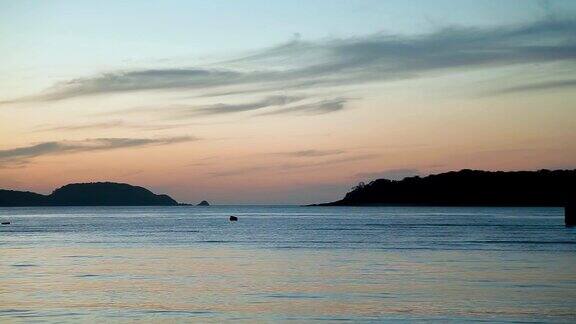 泰国普吉岛的日出清晨拉瓦伊海滩的海景