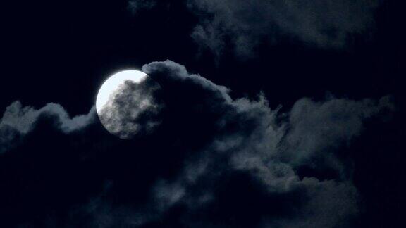 阴云中的怪异满月
