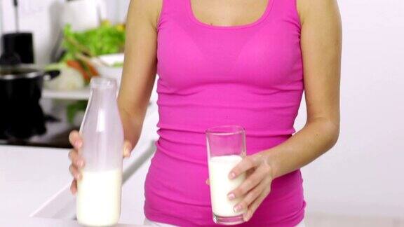 女人在厨房里喝牛奶