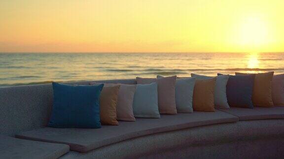 美丽的户外日出或日落在海滩大海