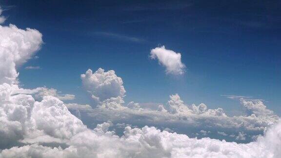 从飞机的角度看云层之上远离这一切