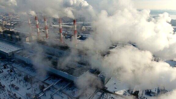 空气污染电厂的烟囱冒烟无人驾驶飞机