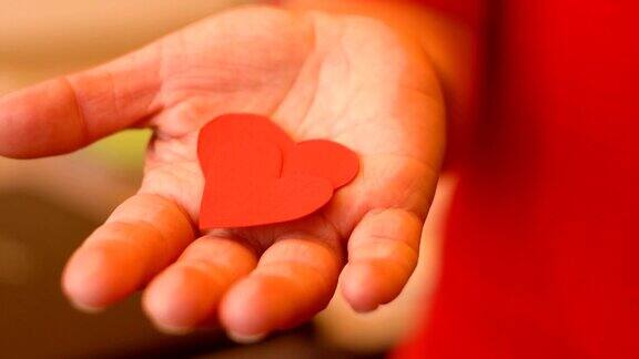 一个女人的手里有两颗心