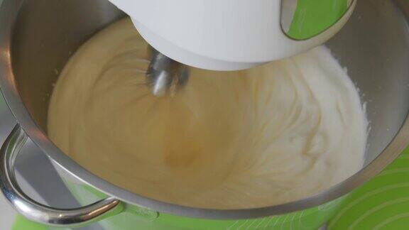 搅拌机搅打奶油做蛋糕专业烘焙师准备蛋糕糊制作奶油特写V2