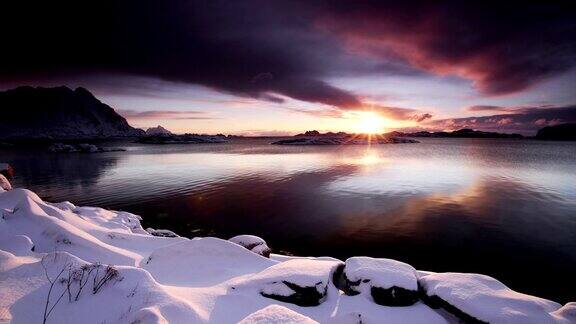 北极峡湾的日出