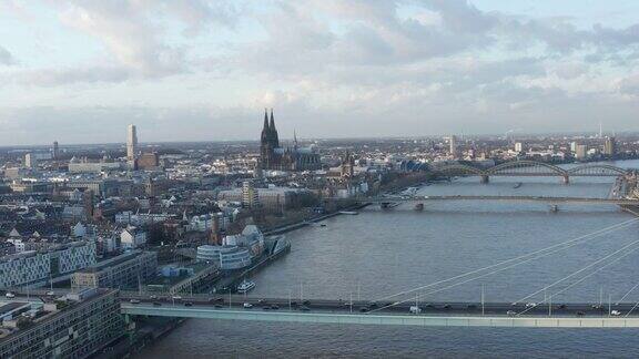 航拍:晴天从空中拍摄的德国科隆和莱茵河和宏伟的大教堂[4K]
