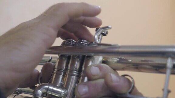 音乐家在音乐厅里吹小号演奏乐器的音乐家特写镜头