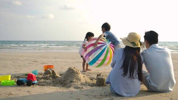 家人在暑假一起在海滩上玩缓慢的运动家庭假期和旅游