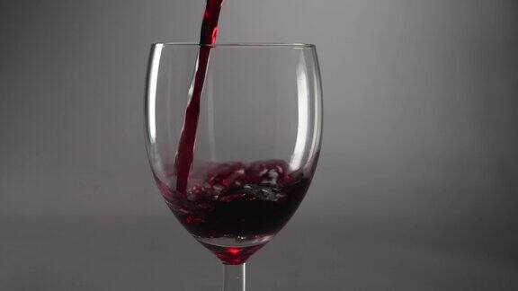 红酒倒进玻璃杯