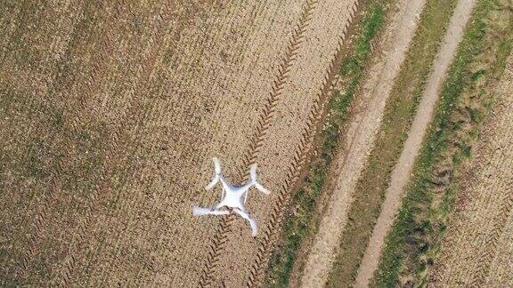无人机在耕地上空盘旋