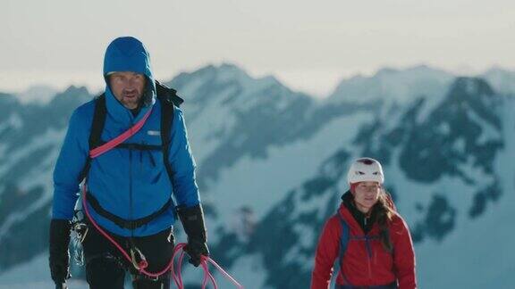 两个登山爱好者在阿尔卑斯山脉徒步旅行