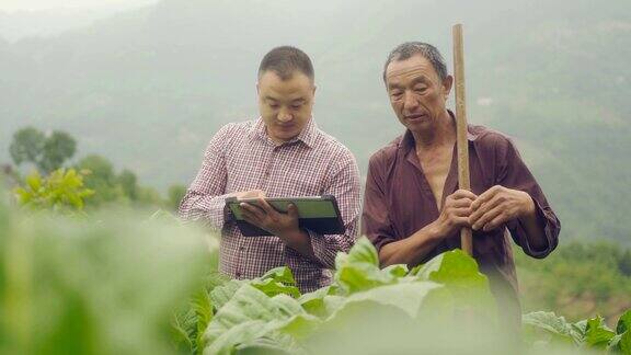 农民学习使用数字平板电脑