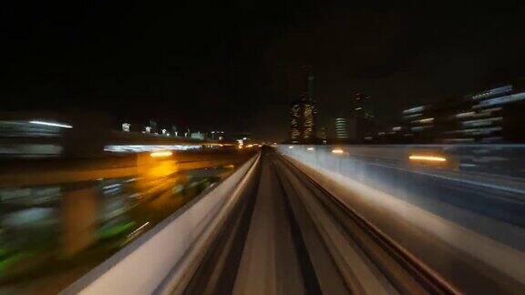 现代无人驾驶交通工具汽车行驶在高架公路上穿越夜晚的大阪市