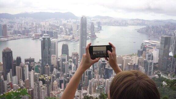 旅行者正在用手机拍摄香港城市的照片