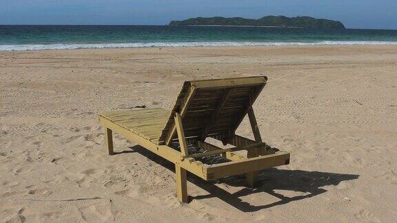 在田园诗般的海滩与绿松石水和白沙放松的椅子