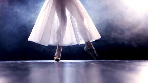 芭蕾舞演员穿着长裙踮着脚尖跳舞