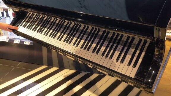 四段4K格式的钢琴键滑动视频