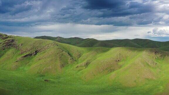 蒙古草原和山脉的鸟瞰图
