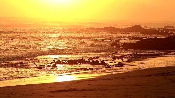 海滩日落与波浪