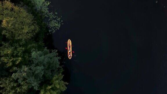 河上皮划艇的鸟瞰图