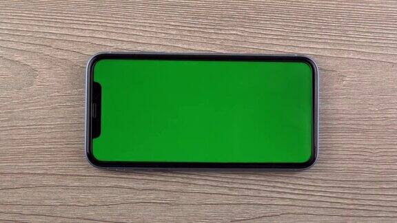 智能手机与绿色屏幕模型缩放手近距离手机用户