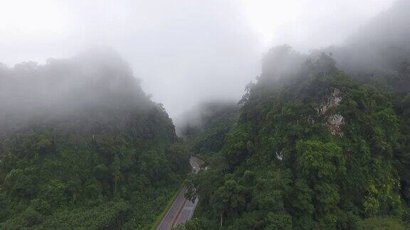 鸟瞰图的道路通过与雾流的局部山脉