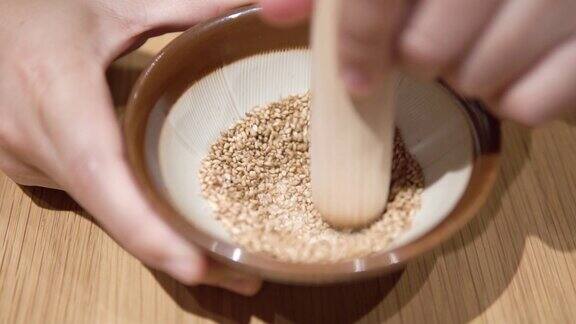 手压芝麻的特写准备制作芝麻酱日本料理
