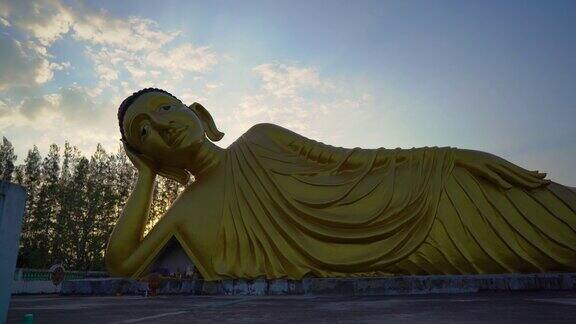 泰国普吉岛卧佛寺的佛像的延时拍摄泰国之旅概念