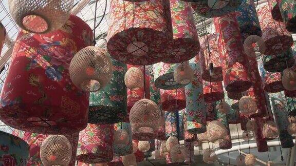 中国新年的灯笼与祝福文字意味着节日期间快乐