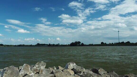 德国莱茵河上一个多风的下午时光流逝