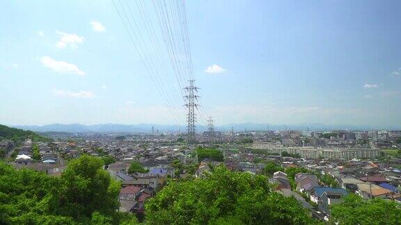 从山顶俯瞰住宅区的景色高压输电塔