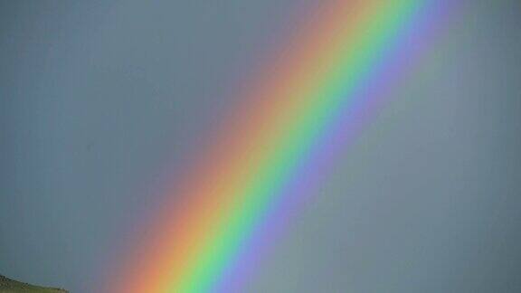 五彩缤纷的彩虹在广阔的无树草地