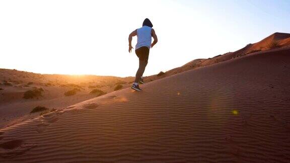 壮汉在沙漠里奔跑