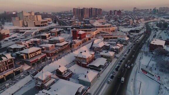 在伊尔库茨克重建了130个四分之一的旧木屋空中无人机飞行旅游宾馆和饭店冬天这座俄罗斯城市被冰雪覆盖