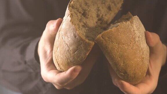 面包师把面包掰成两半