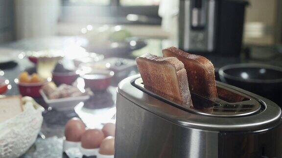 烤面包片从烤面包机中慢动作弹出