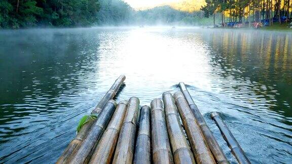 早上竹筏在雾中漂浮在泰国湄宏松的庞ung湖上